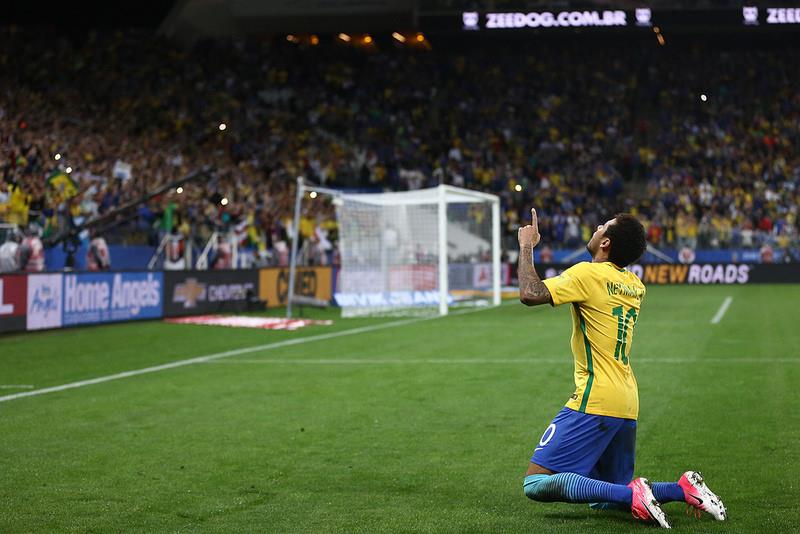 Com golaços, Brasil vence Paraguai e está na Copa