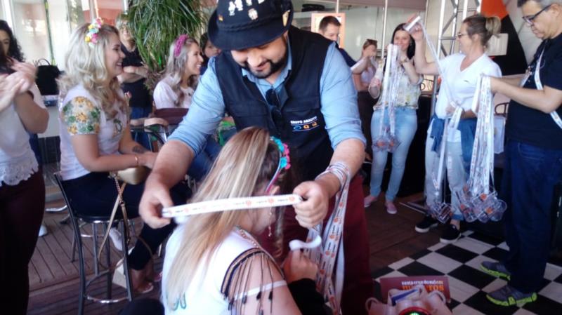 Candidatas da Fenachim visitam o estande da Arauto