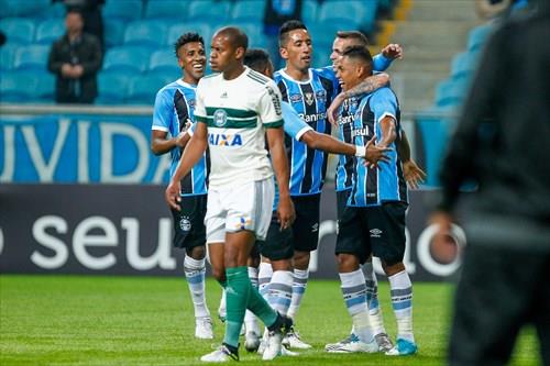 Grêmio vence o Coritiba e segue na caça ao Corinthians