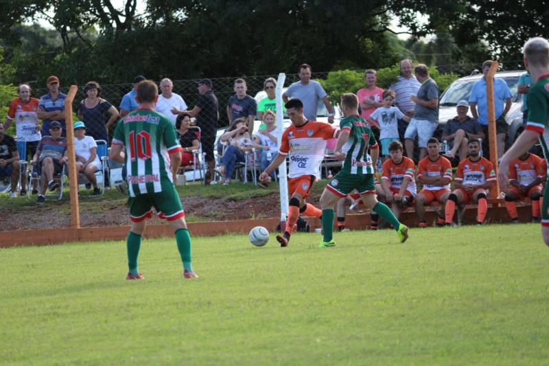 Pinheiral larga na frente na Copa CenterTech Informática