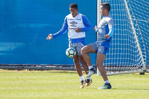 Na caça ao Corinthians, Grêmio mede força com o Santos na Arena