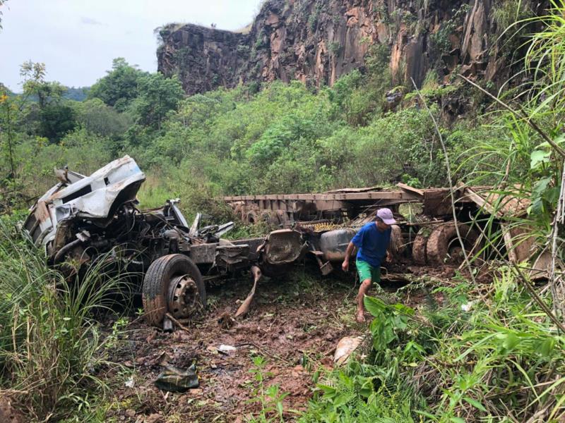 Caminhão tomba em barranco e motorista morre na RSC-153