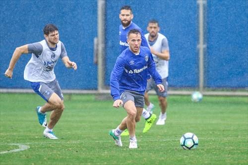 Na chuva, Grêmio finaliza preparação para duelo com o Flamengo