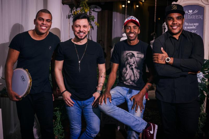 Misturô une pagode, sertanejo e amigos de longa data