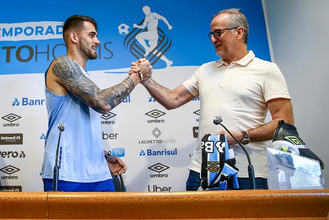 Felipe Vizeu é apresentado oficialmente pelo Grêmio