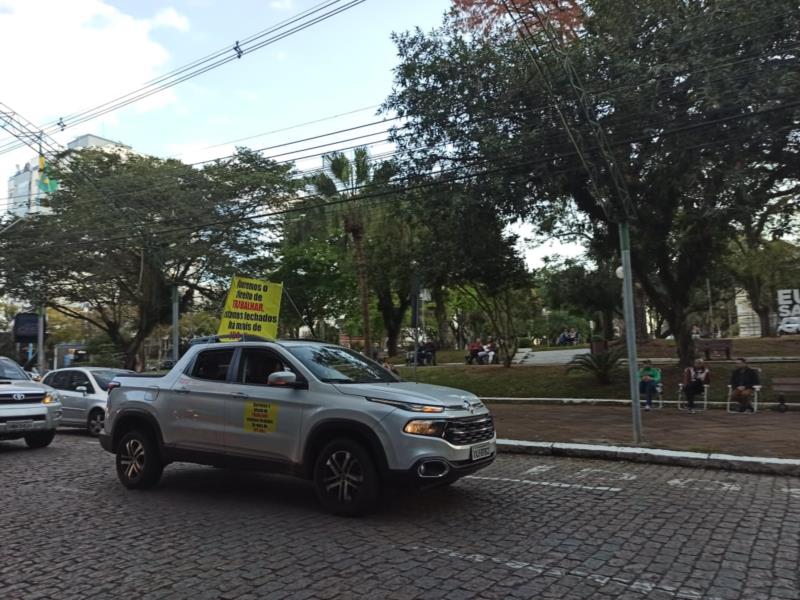 Após 100 dias parados, trabalhadores protestam pela retomada de atividades