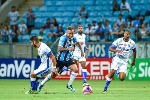 Grêmio perde para o Cruzeiro na estreia dos titulares