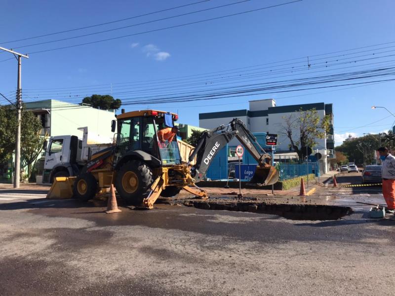 Rompimento de rede causa vazamento e deixa dois bairros sem água