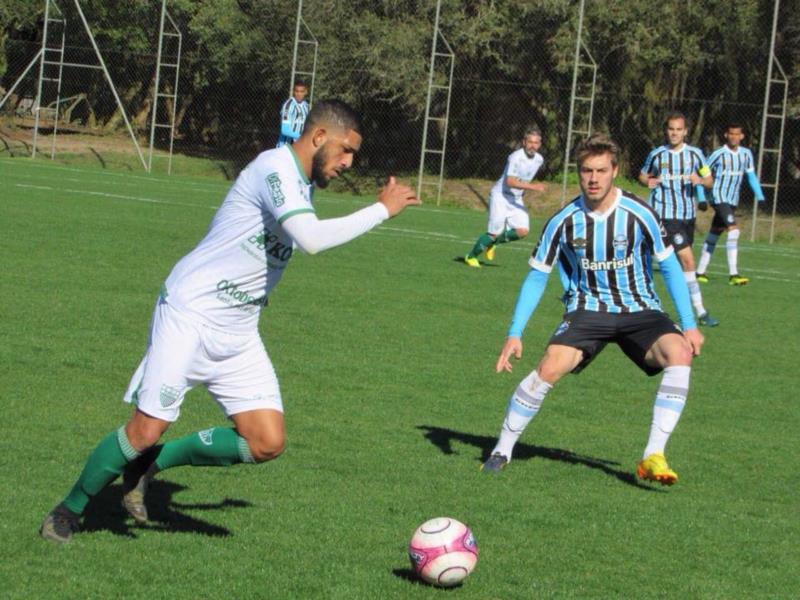 Avenida goleia Grêmio em 3 a 0