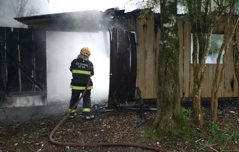 Fogo consome residência em Linha Santa Cruz