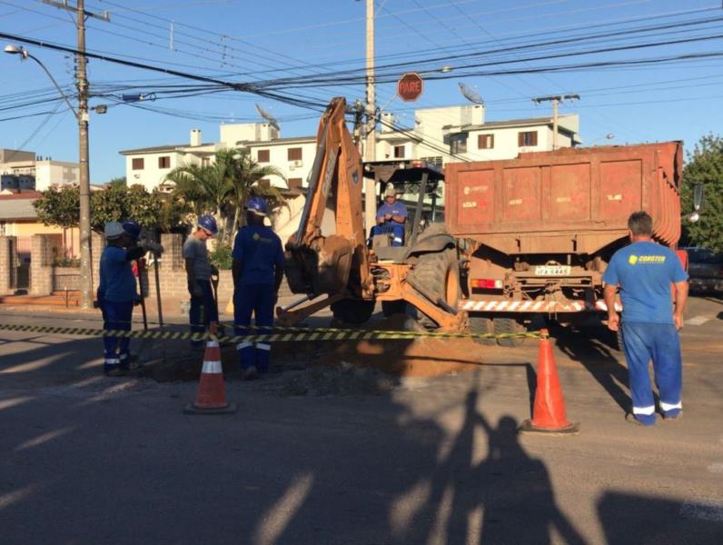 Obras na rede de esgoto deixam o trânsito em meia pista na Rua São José