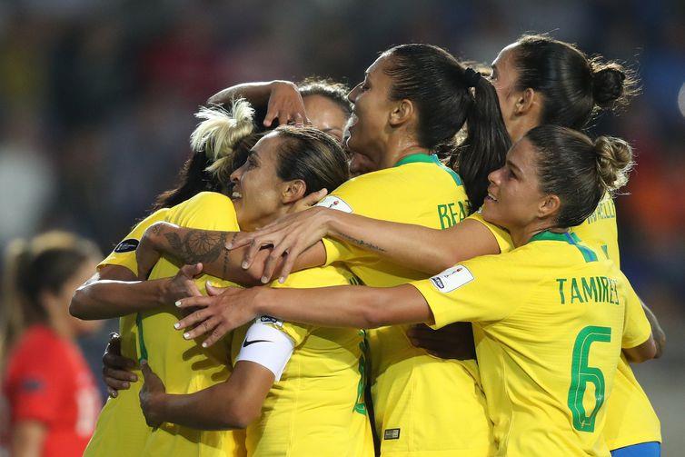 Brasil lidera com Argentina Copa América de futebol feminino