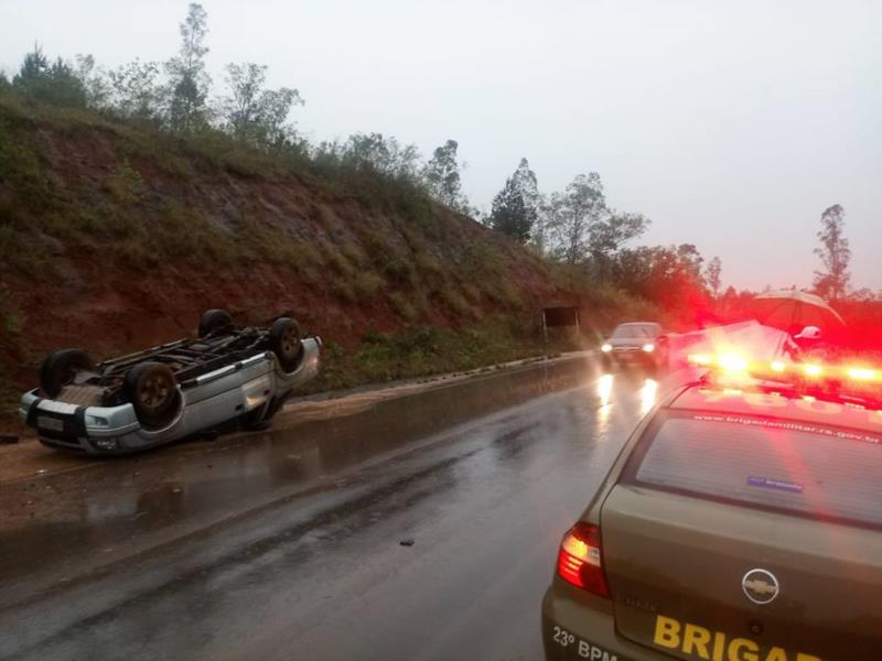 Barro na pista faz condutor capotar caminhonete na RSC-153