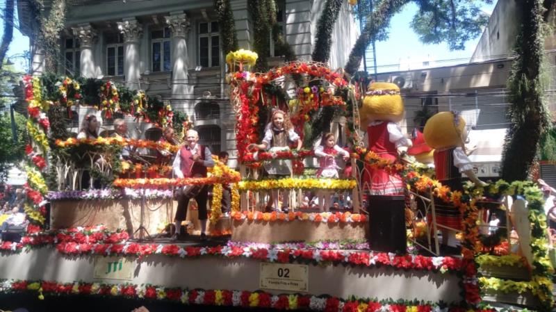 Confira cliques do desfile temático