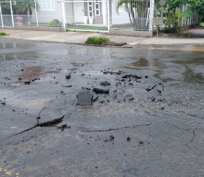 Vazamento de água alaga trecho da Avenida Independência em Santa Cruz