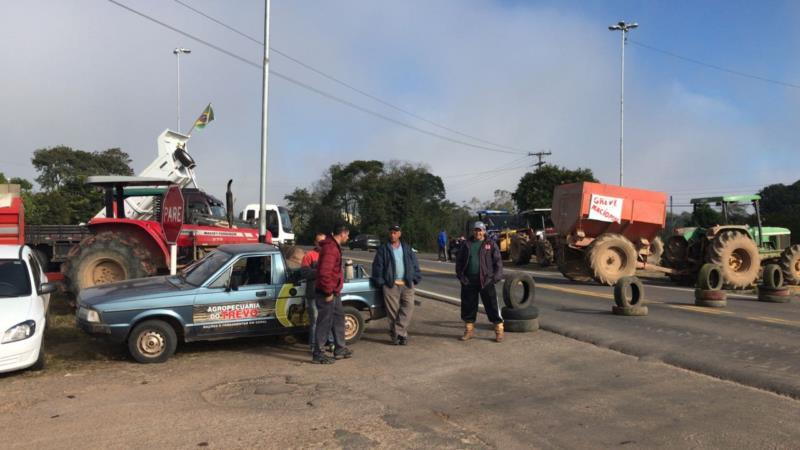 Comerciantes participam da greve dos caminhoneiros nesta sexta-feira