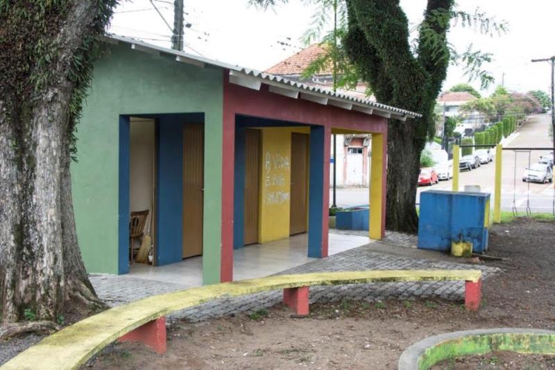 Vândalos depredam banheiro da praça do Senai