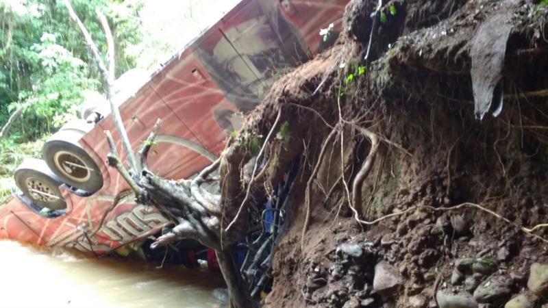 Ônibus de banda cai em arroio e um morre em Candelária