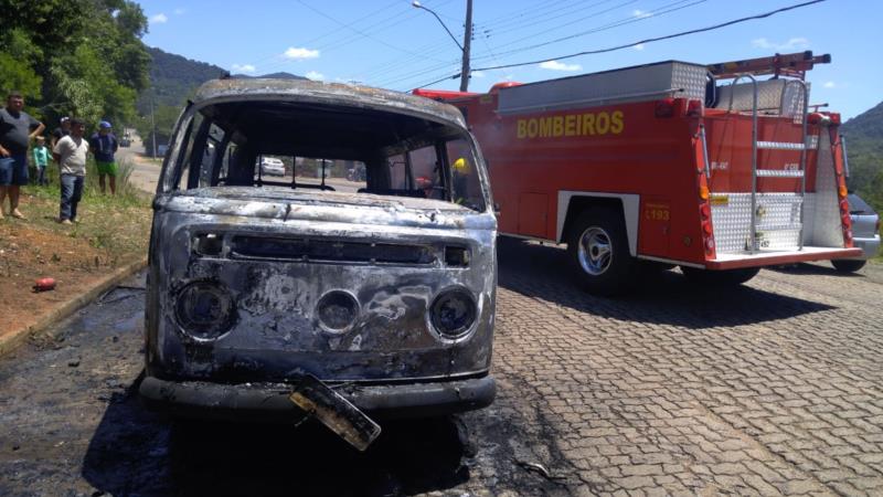 Veículo é destruído pelo fogo em Vale do Sol