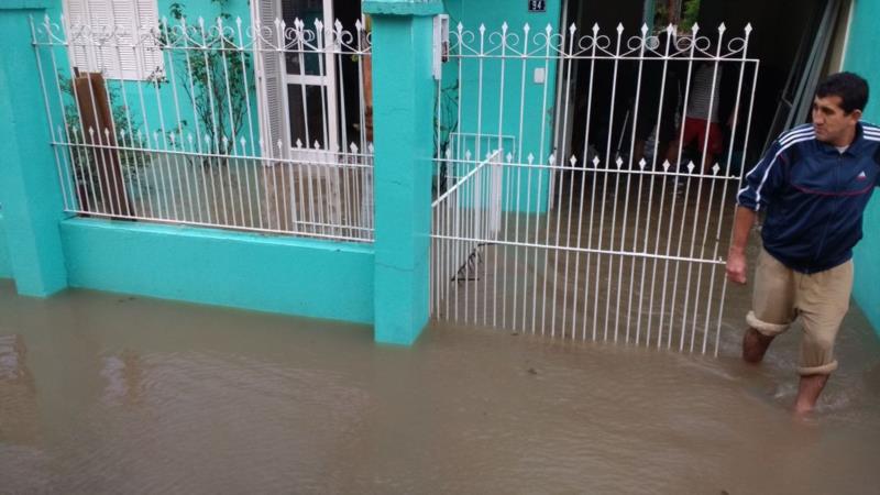 Água invade residências no bairro Bom Jesus