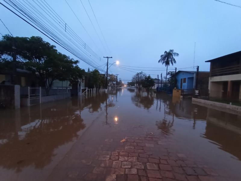 VÍDEO:  Rio Pardinho sai do leito e alaga ruas e pátios no Bairro Várzea