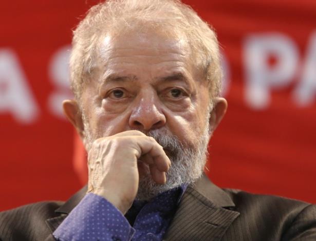 Advogado entrega passaporte de Lula à Polícia Federal