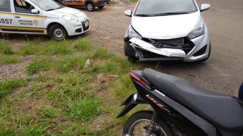 Acidente entre moto e carro deixa mulher ferida