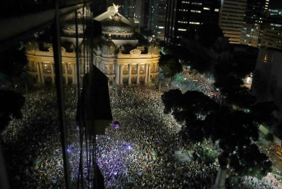 Atos no Brasil e em outros países homenageiam vereadora e pedem punição