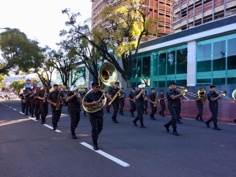 Confira imagens do desfile em Santa Cruz