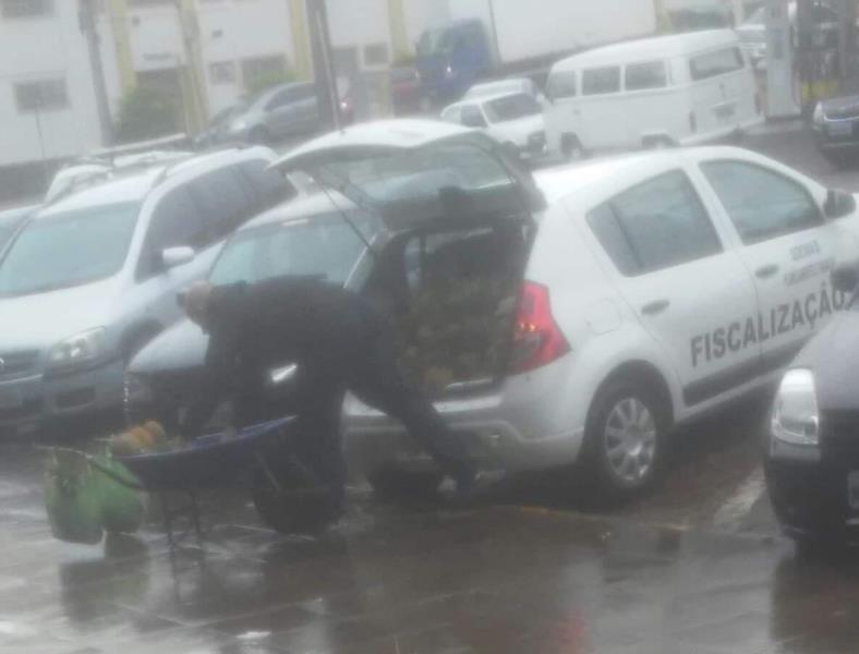 Fiscalização apreende abacaxis de ambulante no centro de Vera Cruz