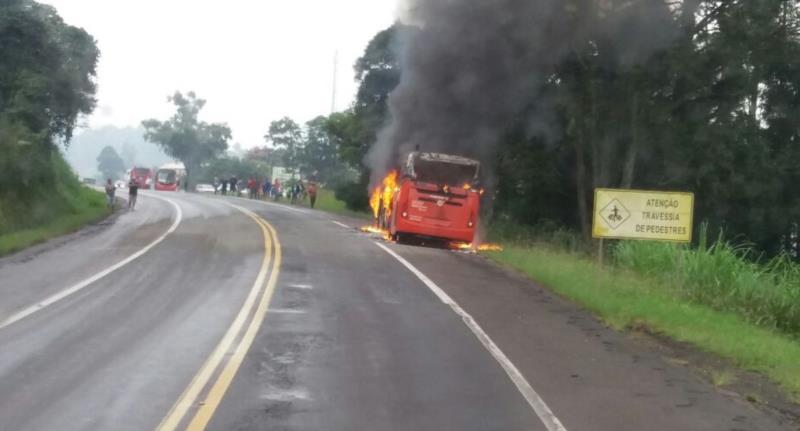 Ônibus pega fogo e rodovia é bloqueada