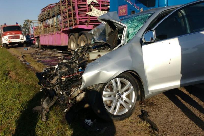 Carro colide contra carreta e motorista sobrevive