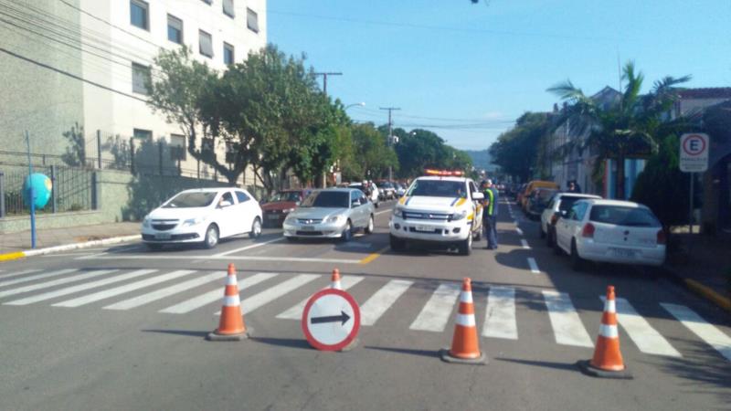 Trecho da Ernesto Alves é bloqueado para trabalho da Corsan