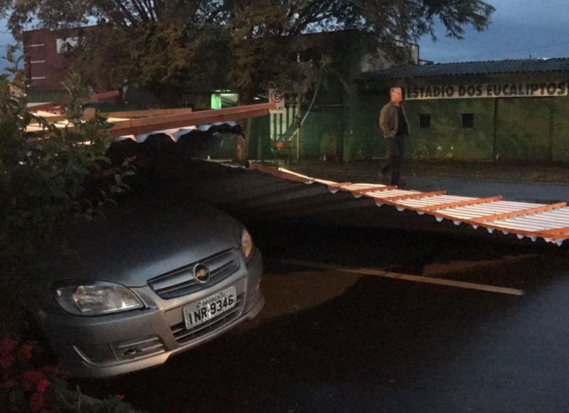 Telhado do Estádio dos Eucaliptos atinge carro ao despencar com vento forte