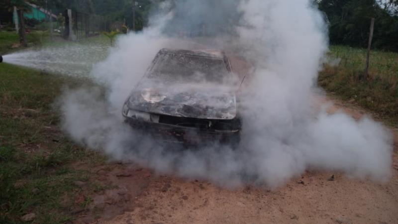 Veículo é totalmente destruído pelo fogo em Candelária