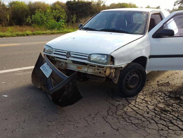 Motorista provoca acidente com veículo furtado e foge