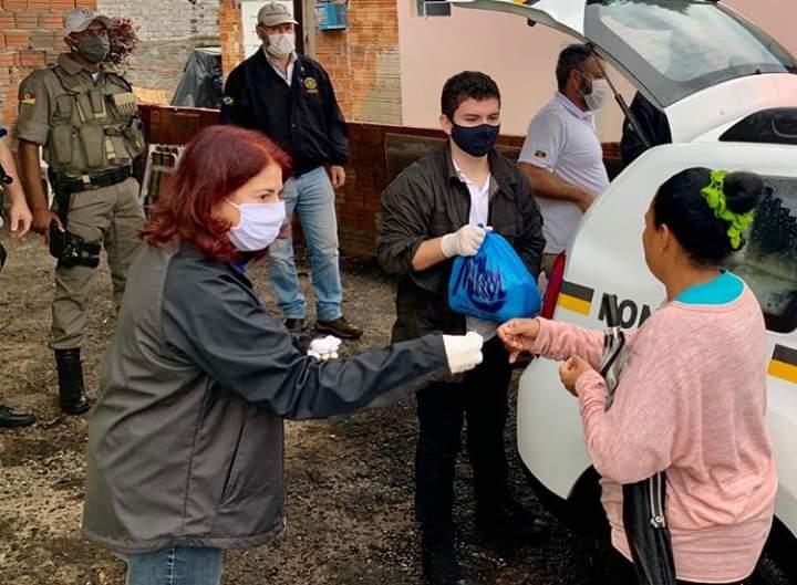 Alimentos arrecadados pelo Rotary Club Santa Cruz são entregues a famílias carentes