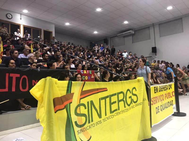 Reunião em Santa Cruz promove encontro entre deputados, servidores da educação e da segurança