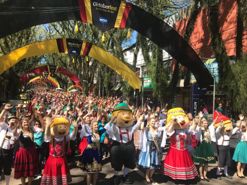 Rumo à Festa da Alegria, idosos caminham e dançam pelo centro de Santa Cruz