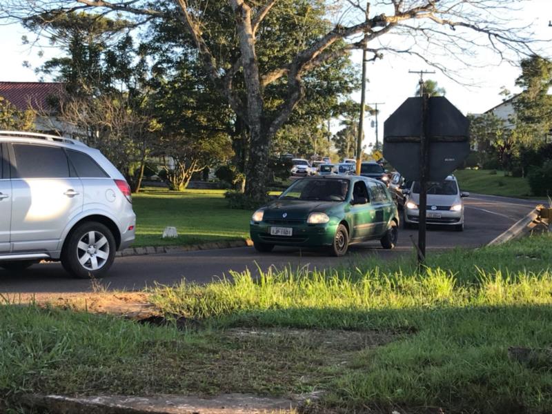 Motoristas enfrentam trânsito lento no viaduto do Fritz e Frida