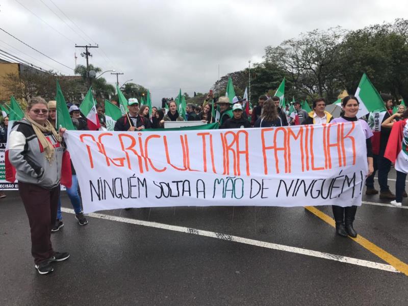 Vídeo: manifestantes percorrem ruas de Santa Cruz