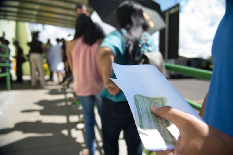 Com país dividido, brasileiros vão às urnas escolher futuro presidente