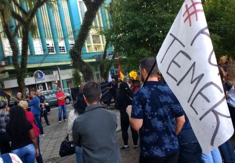 Contra Temer e a corrupção, comunidade protesta na Praça Getúlio Vargas