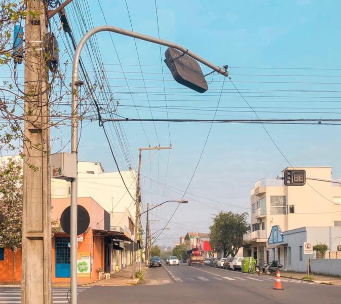 Semáforo no Centro de Venâncio Aires é atingido por caminhão