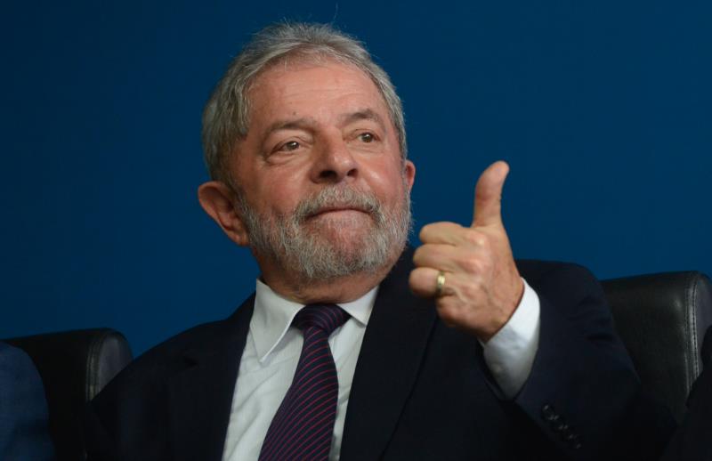 Por aclamação, Lula é escolhido candidato do PT a presidente