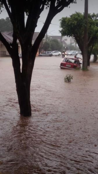 Chuva intensa causa alagamentos em cidades da região