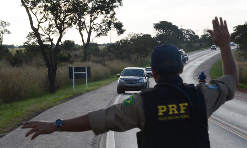 Equipes da PRF reforçam o policiamento nas rodovias federais neste Finados