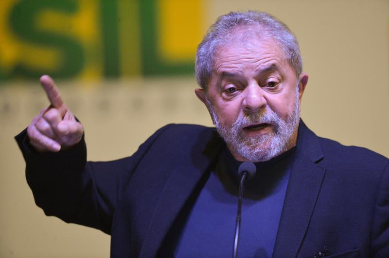 Juiz manda apreender passaporte de Lula