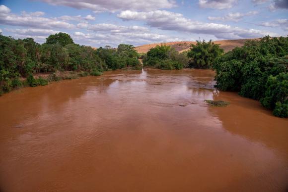 Desastre com barragem acordou “monstro” de poluentes no Rio Doce, diz perito