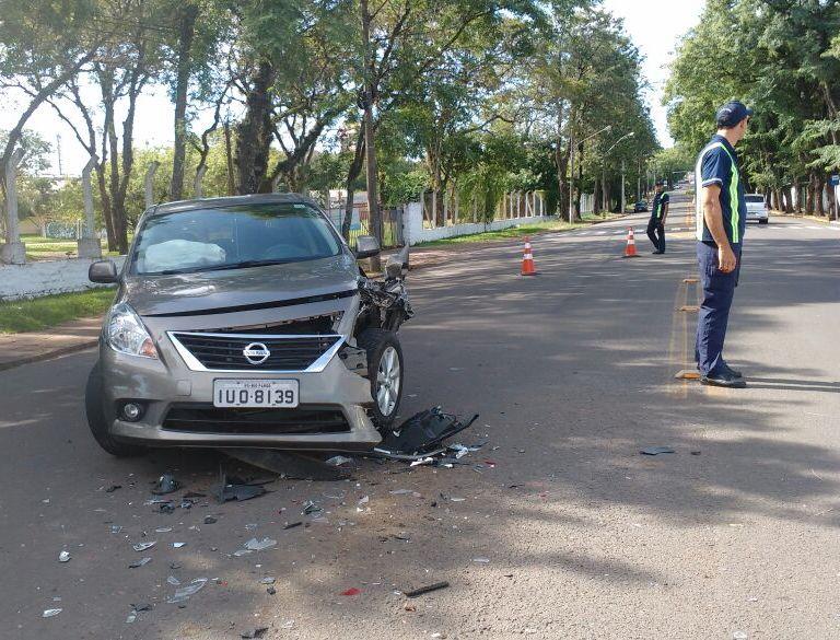 Carros colidem próximo ao Parque da Oktoberfest